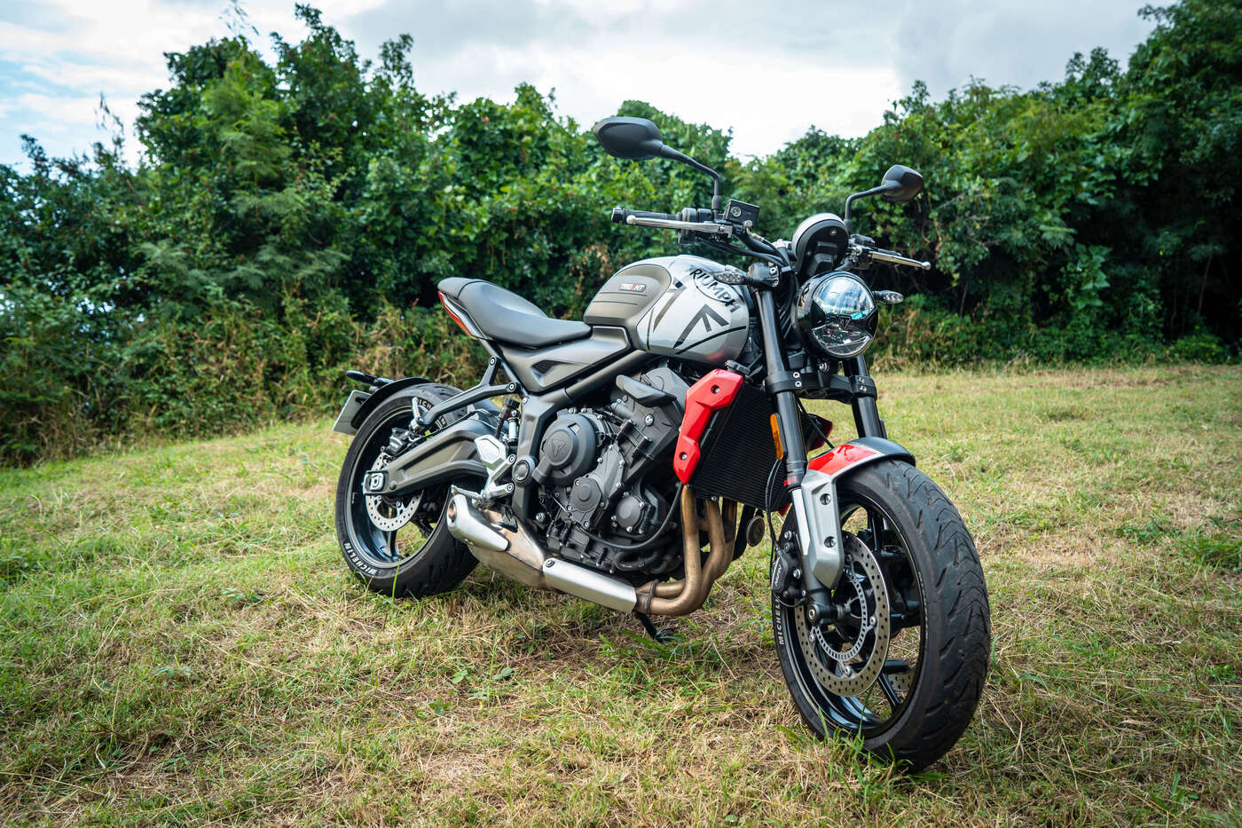 découvrez l'élégance et le caractère unique de triumph, la marque emblématique britannique qui allie tradition et innovation. explorez notre collection de vêtements et accessoires reflétant le chic intemporel britannique.