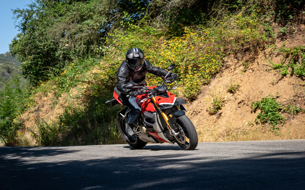 découvrez l'alliance parfaite entre l'élégance et la vitesse avec les motos ducati. plongez dans un univers où le design exceptionnel rencontre des performances à couper le souffle, pour une expérience de conduite inégalée.