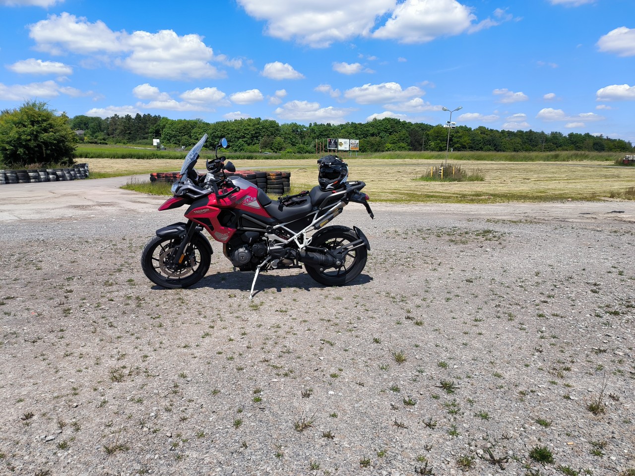 découvrez l'univers de triumph, où la touche britannique se mêle à l'innovation et à l'élégance. explorez des motos alliant performance et design, reflétant l'héritage et le savoir-faire anglais.