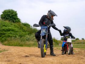 découvrez l'univers passionnant de la moto tout-terrain, où aventure et adrénaline se rencontrent. que vous soyez un pilote expérimenté ou un novice, explorez nos modèles robustes et performants, conçus pour conquérir les terrains les plus difficiles. préparez-vous à vivre des sensations inoubliables sur deux roues!