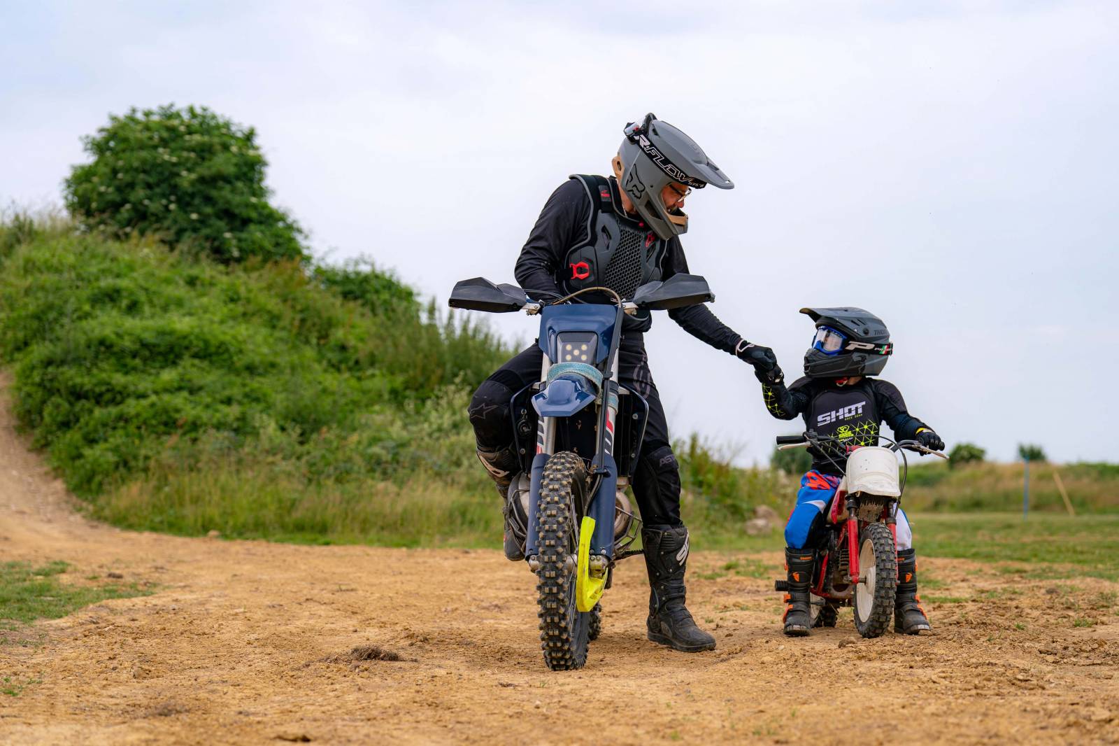dĂ©couvrez l'univers passionnant de la moto tout-terrain, oĂč aventure et adrĂ©naline se rencontrent. que vous soyez un pilote expĂ©rimentĂ© ou un novice, explorez nos modĂšles robustes et performants, conçus pour conquĂ©rir les terrains les plus difficiles. prĂ©parez-vous Ă vivre des sensations inoubliables sur deux roues!
