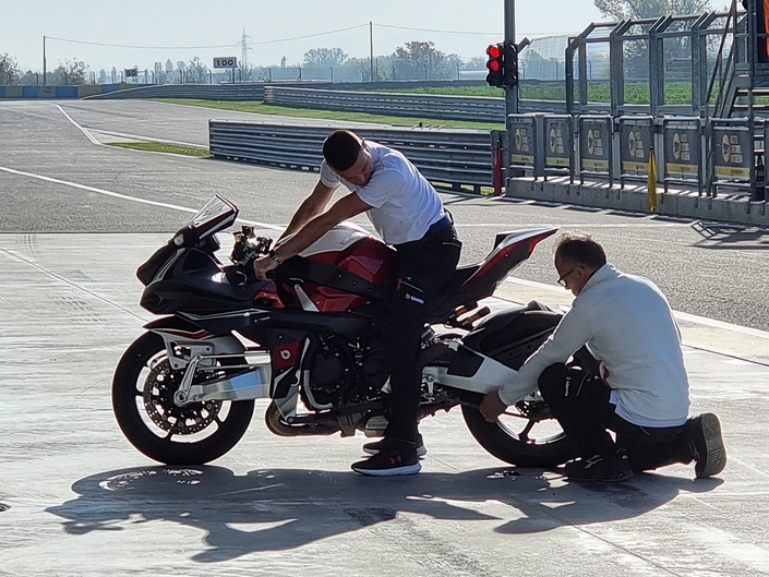 découvrez l'univers des motos bimota, conçues pour les puristes en quête de performance et d'esthétique. plongez dans l'innovation italienne et la passion du deux-roues avec des modèles alliant technologie de pointe et savoir-faire artisanal.
