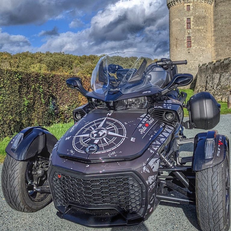 découvrez l'excitation de la conduite avec notre expérience can-am trois-roues. vivez des sensations uniques sur des routes panoramiques, alliant confort et performance. rejoignez-nous pour une aventure inoubliable au guidon d'un véhicule innovant et profitez pleinement de chaque virage.