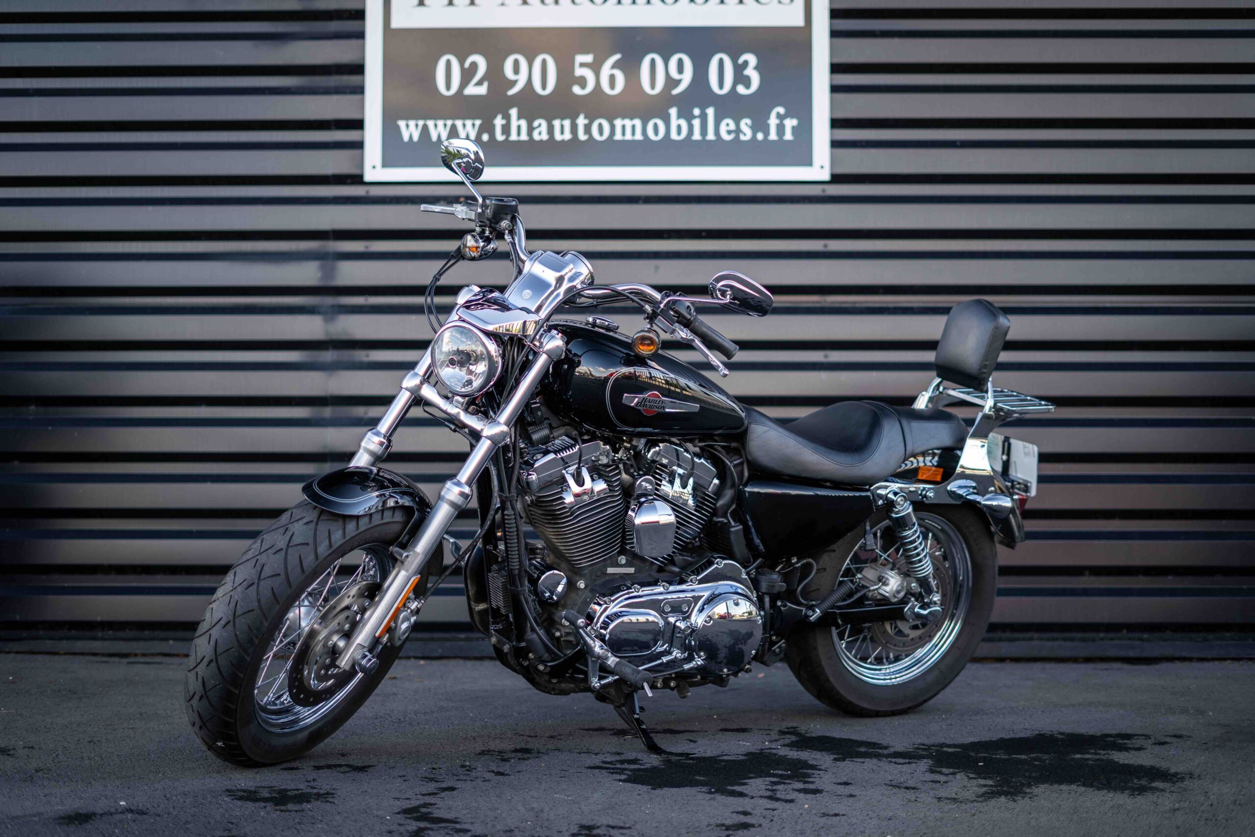 découvrez la harley sportster custom, une moto emblématique alliant style vintage et performances modernes. personnalisez votre expérience de conduite avec des options uniques et un design qui attire tous les regards. préparez-vous à vivre la liberté sur deux roues avec cette machine qui ne passe pas inaperçue.