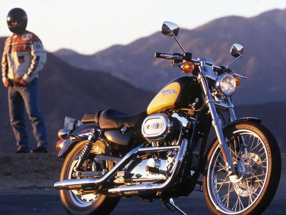 découvrez la harley sportster custom, un biker emblématique alliant puissance et style. personnalisez votre expérience de conduite avec des accessoires uniques et un design inimitable, parfait pour les passionnés de motos.