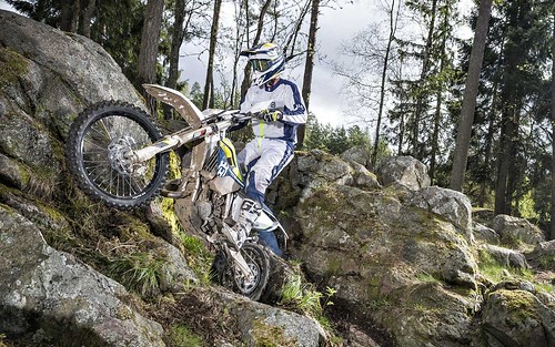 découvrez l'univers de husqvarna et ses motos tout-terrain conçues pour les amateurs d'aventure. explorez les pistes et sentez l'adrénaline en pilotant des machines alliant performance, durabilité et innovation. préparez-vous à vivre des sensations fortes sur des terrains variés.