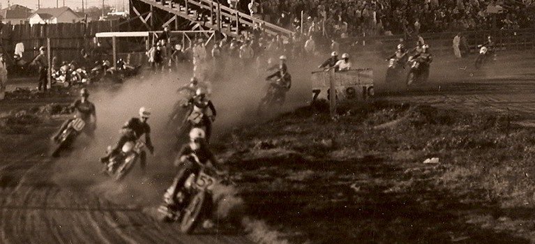 découvrez l'histoire fascinante de la moto indian, une légende sur deux roues. plongez dans son héritage riche, ses innovations techniques et son impact sur la culture de la moto à travers les décennies.