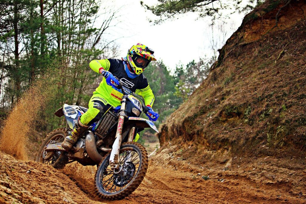 découvrez le monde passionnant des motos tout-terrain : performances, sensations fortes et aventuriers à la recherche de nouveaux défis. explorez nos conseils, guides d'achat et astuces pour profiter pleinement de vos sorties hors-piste !