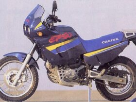 découvrez la légende de la cagiva elefant, la moto tout-terrain emblématique qui a marqué les esprits. performante et robuste, elle est le choix parfait pour les aventuriers en quête de sensations fortes et d'évasion. plongez dans l'univers fascinant de ce modèle mythique qui allie histoire, passion et performances hors du commun.