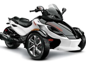 découvrez le plaisir de conduire un can-am spyder, une expérience unique en trois-roues alliant sécurité et performance. explorez de nouveaux horizons tout en profitant d'une conduite confortable et stable, idéale pour les aventuriers en quête de sensations fortes.