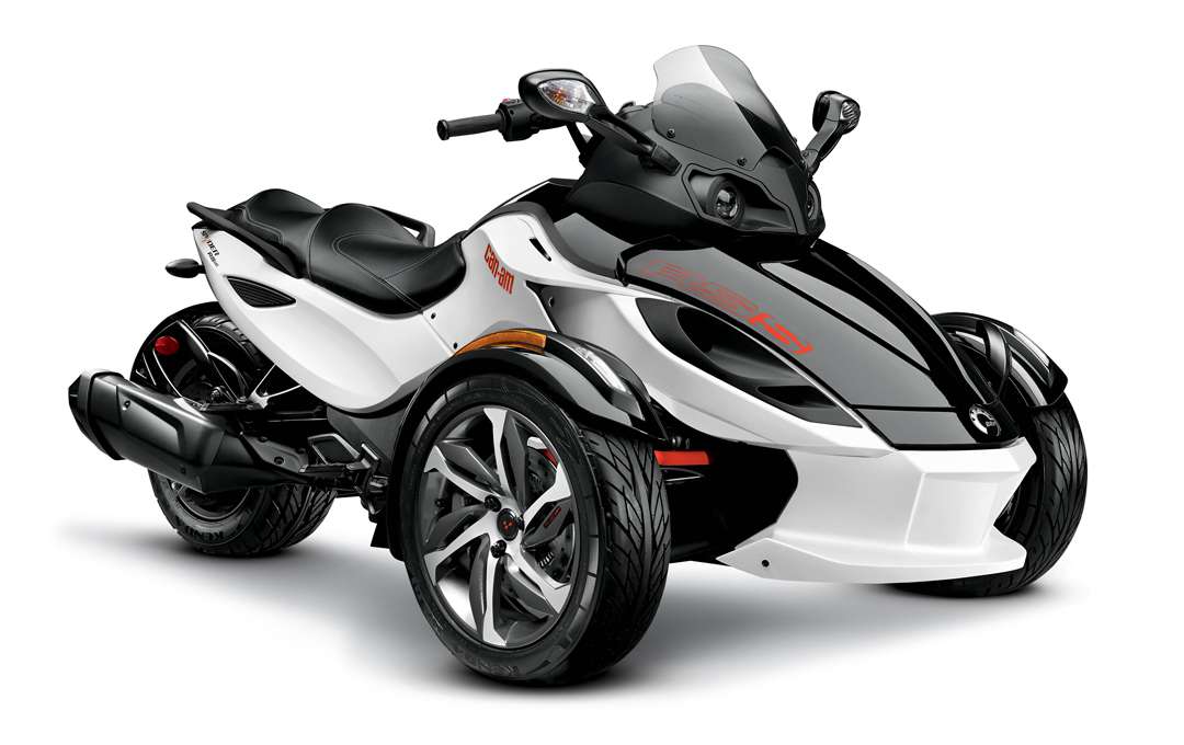 découvrez le plaisir de conduire un can-am spyder, une expérience unique en trois-roues alliant sécurité et performance. explorez de nouveaux horizons tout en profitant d'une conduite confortable et stable, idéale pour les aventuriers en quête de sensations fortes.