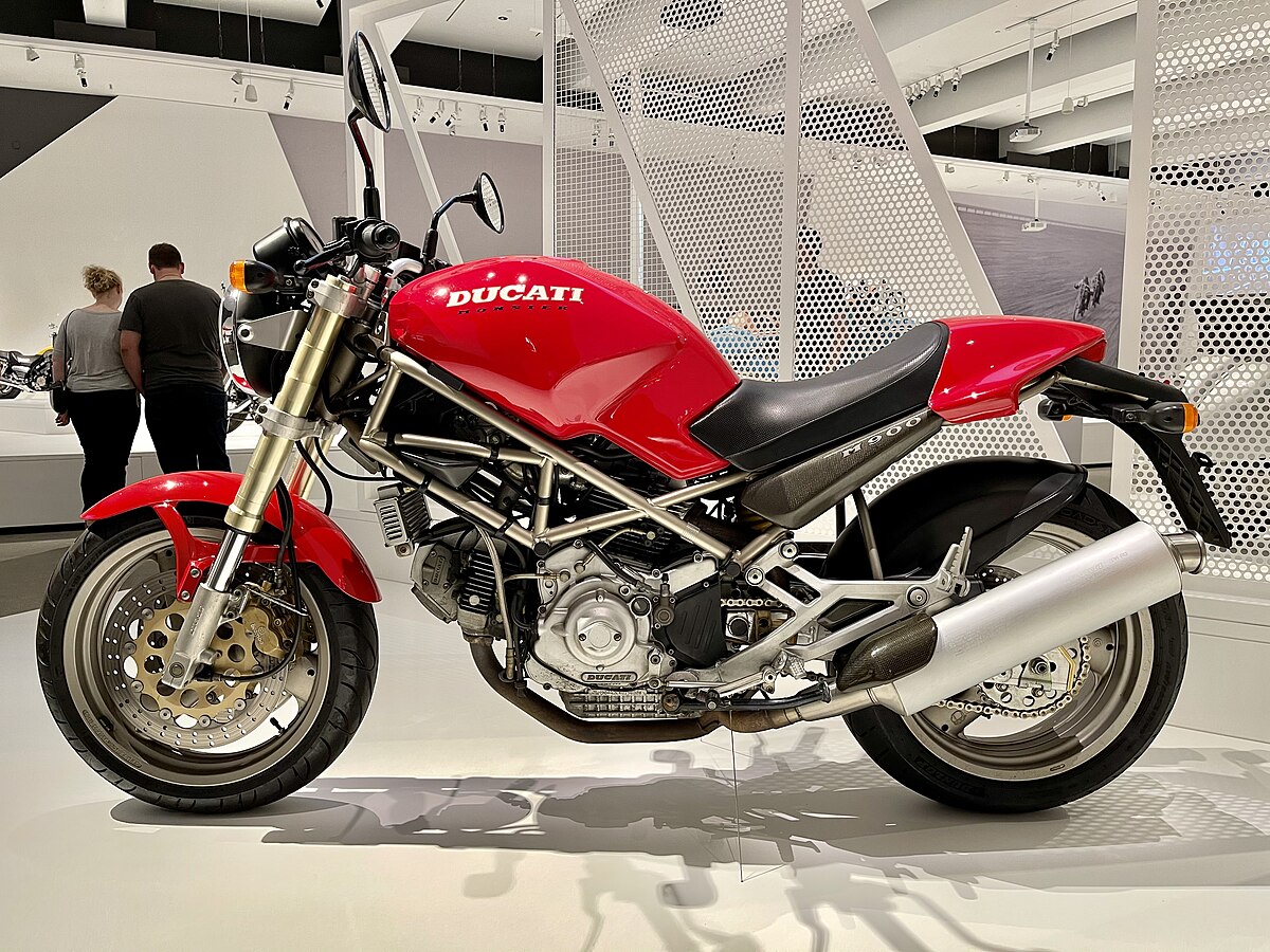 découvrez la ducati monster, la moto emblématique qui allie puissance, agilité et design audacieux. parfaite pour les passionnés de sensations fortes, elle offre une expérience de conduite unique sur route et en ville.