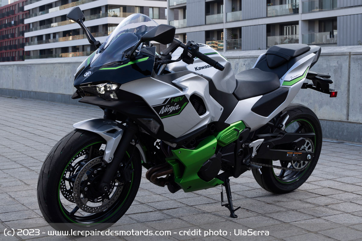 découvrez la kawasaki ninja, la moto emblématique qui s'impose comme le prédateur des circuits. entre performances de pointe et design agressif, maîtrisez l'asphalte comme jamais auparavant.