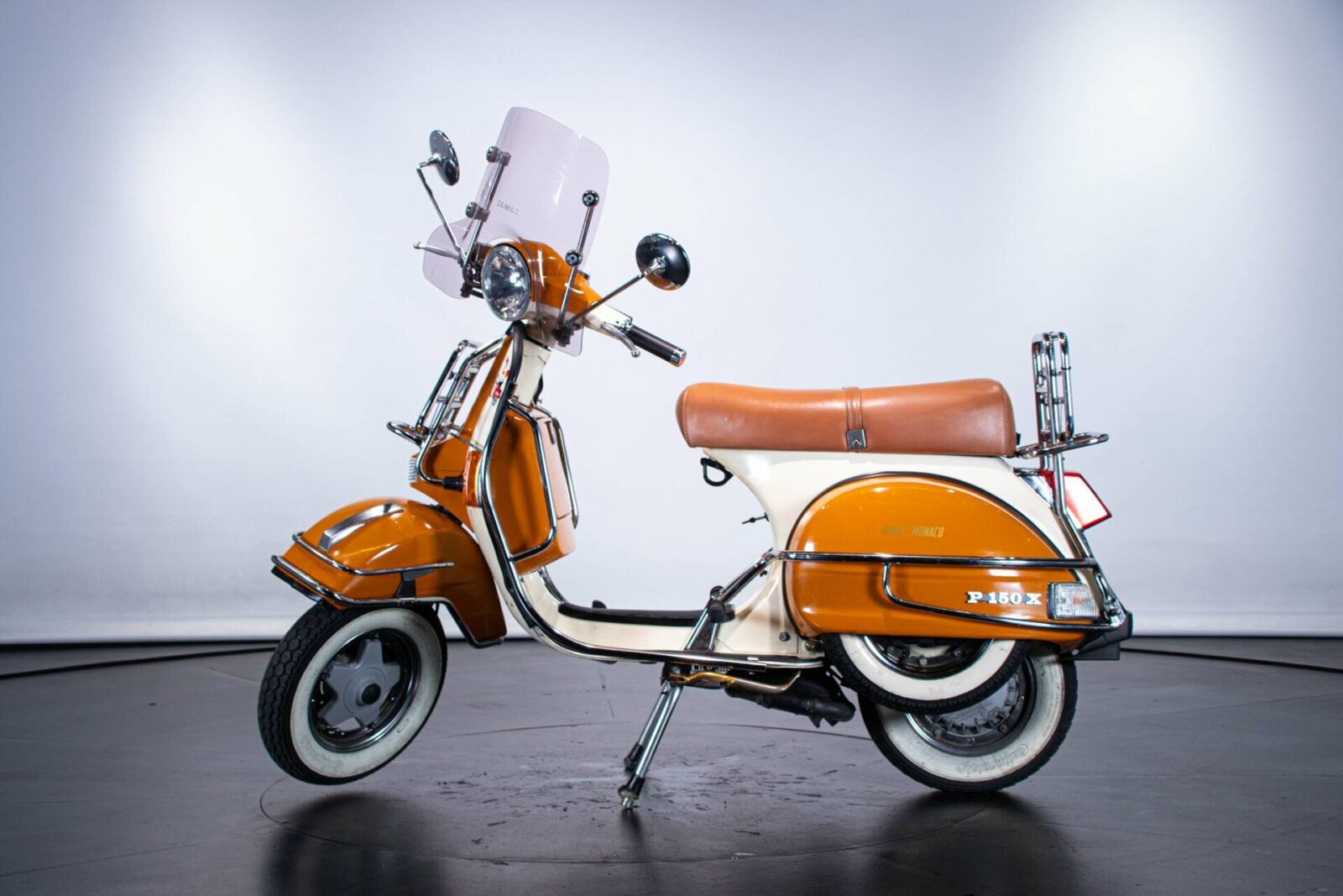découvrez le scooter vintage lml star, un classique intemporel alliant charme rétro et performance moderne. parfait pour les amateurs de sensations et de style, ce scooter vous transporte dans l'univers des années 70 avec son design unique et ses caractéristiques techniques avancées. idéal pour les balades en ville ou des escapades sur routes sinueuses, le lml star est l'alliance parfaite entre esthétique et praticité.