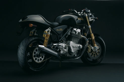 découvrez l'univers légendaire de la norton commando, une icône du motocyclisme britannique qui a marqué les années 1960 et 1970. plongez dans son histoire, son design emblématique et ses performances inégalées, qui font de cette moto un véritable mythe sur les routes.