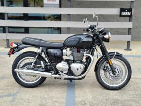 découvrez la triumph bonneville, une moto alliant charme rétro et performance moderne. plongez dans l'univers intemporel de cette icône de la route, où chaque virage évoque l'élégance d'une époque révolue.