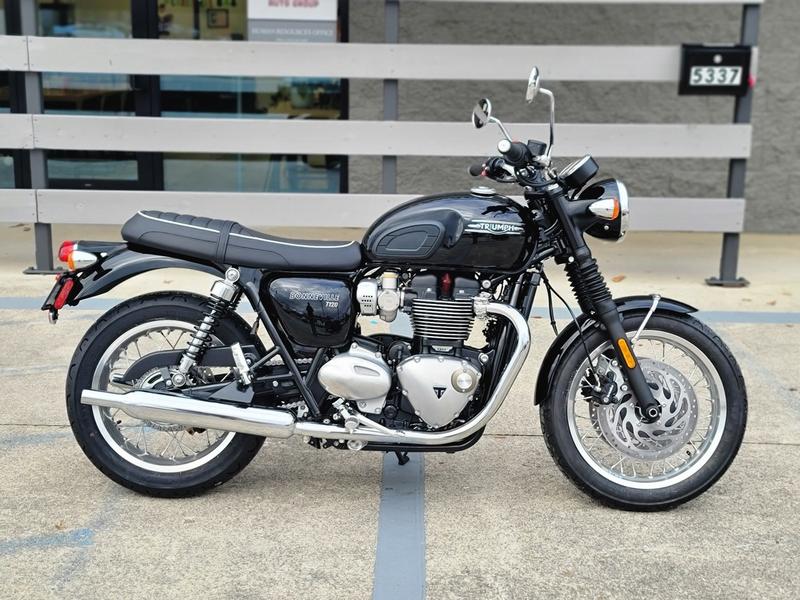 découvrez la triumph bonneville, une moto alliant charme rétro et performance moderne. plongez dans l'univers intemporel de cette icône de la route, où chaque virage évoque l'élégance d'une époque révolue.