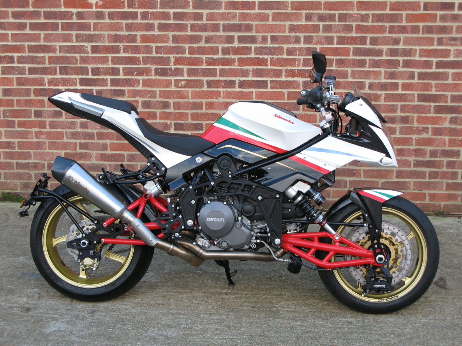 découvrez le design révolutionnaire de la bimota tesi, une moto iconique alliant performance et esthétisme. avec son châssis unique et son moteur puissant, la tesi redéfinit les standards de la moto sportive. plongez dans l'univers du design italien et laissez-vous séduire par cette œuvre d'art sur deux roues.