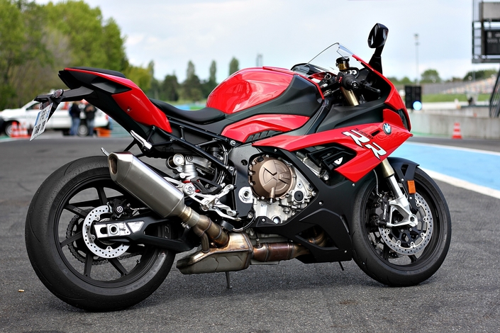 découvrez la bmw s1000rr, la moto sportive ultime qui incarne la vitesse allemande. alliant performance exceptionnelle, technologie de pointe et design audacieux, cette moto vous propulse à des vitesses vertigineuses tout en offrant une expérience de conduite inégalée.