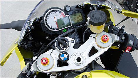 découvrez la bmw s1000rr, un chef-d'œuvre de la technologie allemande alliant puissance, précision et vitesse. plongez dans l'univers de la performance ultime et des sensations fortes sur deux roues.