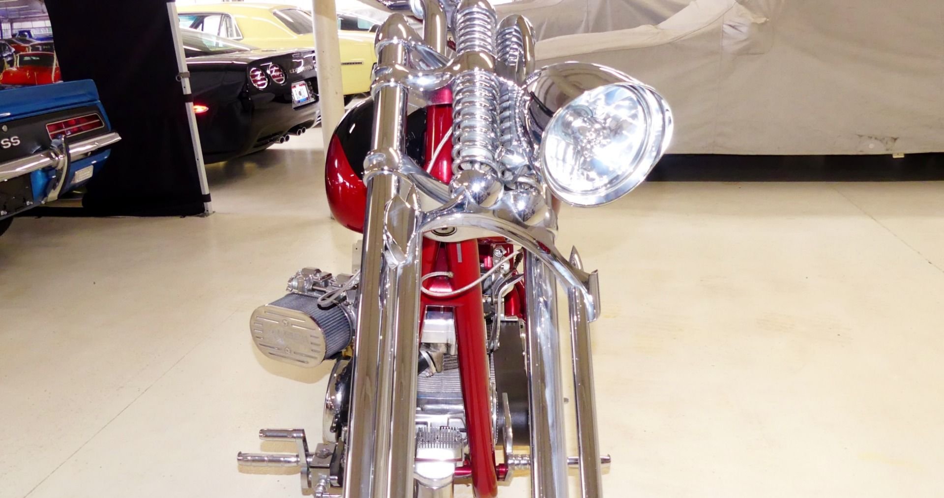 découvrez l'élégance et la puissance du bourget chopper luxe, une moto personnalisée alliant design sophistiqué et performance exceptionnelle. plongez dans un univers de style unique et de sensations fortes, pour les passionnés de deux-roues à la recherche d'une expérience inoubliable.