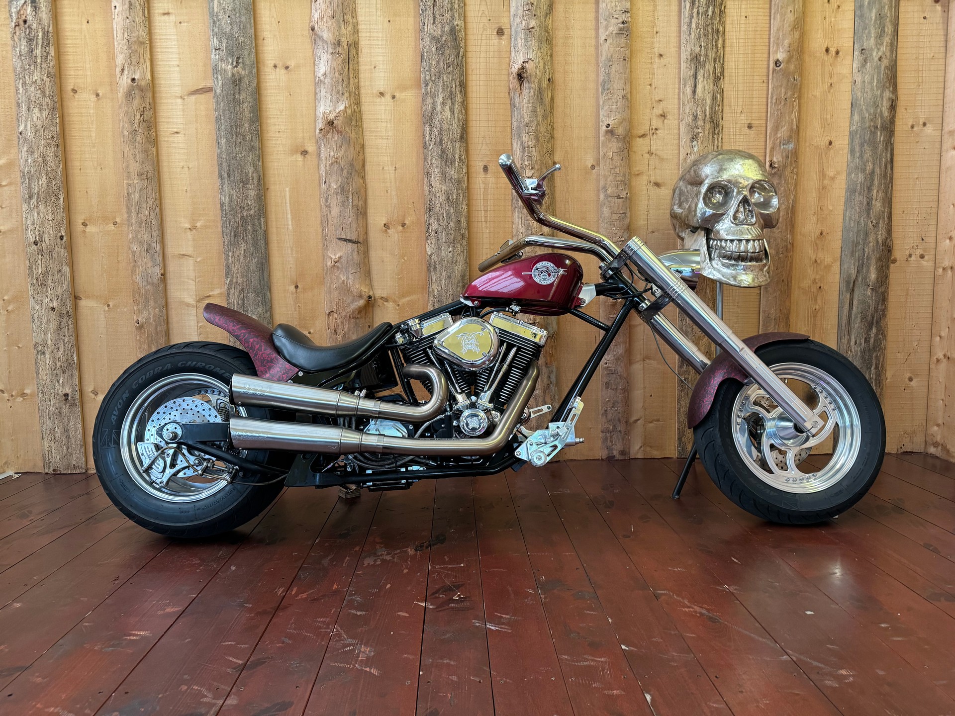découvrez le bourget chopper luxe, une véritable œuvre d'art sur deux roues. alliant performance, design sophistiqué et finitions haut de gamme, ce chopper incarne l'excellence du motocyclisme. offrez-vous une expérience de conduite inégalée avec ce modèle unique, conçu pour les passionnés de motos de luxe.
