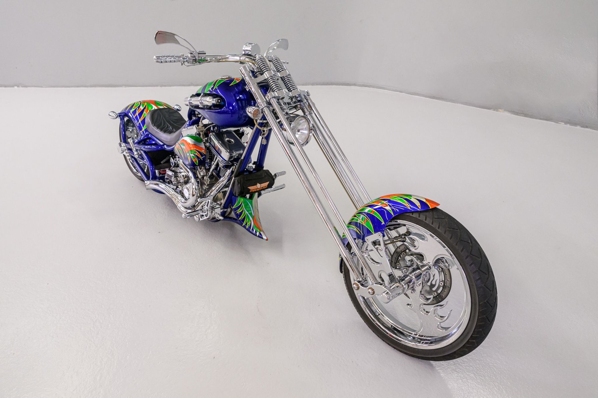 découvrez le bourget chopper luxe, un modèle d'exception alliant esthétique raffinée et performances de haut niveau. parfait pour les passionnés de motos sur mesure, ce chopper vous offre une expérience de conduite unique. plongez dans l'univers du luxe à deux roues.