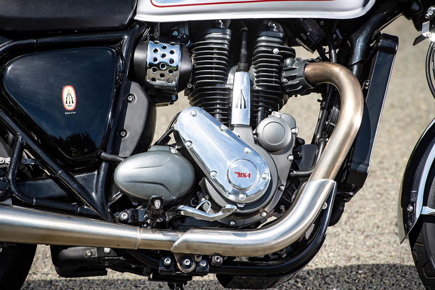découvrez la bsa gold star renaissance, une moto emblématique qui allie style rétro et performances modernes. plongez dans l'univers de cette légende revivifiée, alliant puissance, confort et design intemporel. parfaite pour les amateurs de sensations fortes et de vintage.