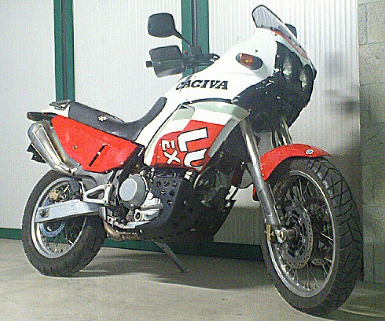 découvrez la cagiva elefant, la légende du tout-terrain. explorez ses performances impressionnantes, son design emblématique et son héritage dans le monde de la moto. vivez l'aventure sur et hors des routes avec cette machine iconique.
