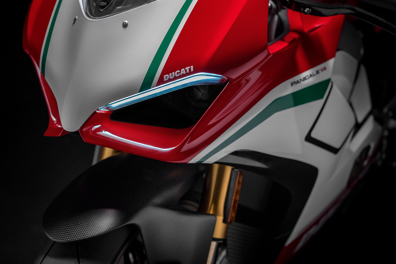 découvrez la ducati panigale, une fusion parfaite de puissance et d'esthétique italienne. admirez son design audacieux et ses performances exceptionnelles qui font de cette moto une véritable œuvre d'art sur deux roues.