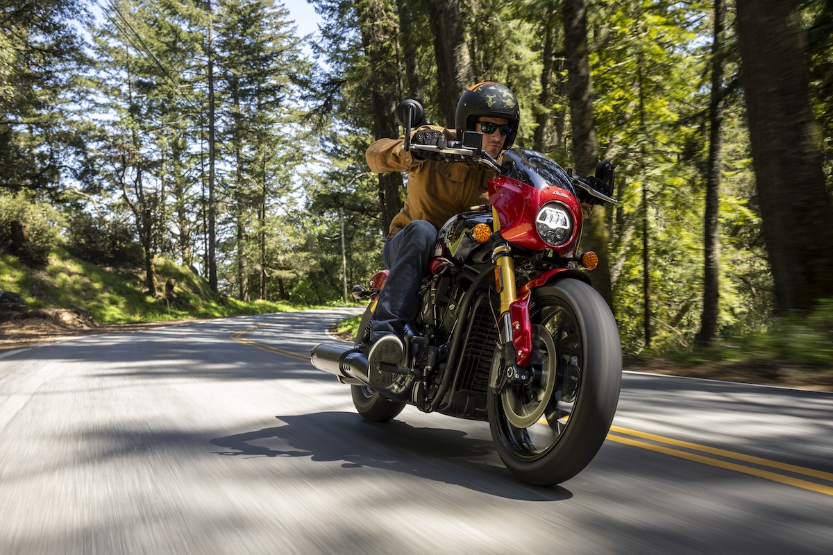 découvrez l'indian scout, une moto emblématique qui incarne l'esprit de l'aventure américaine. plongez dans l'univers de la liberté sur deux roues, avec un design audacieux et une performance inégalée, idéale pour explorer de nouveaux horizons.