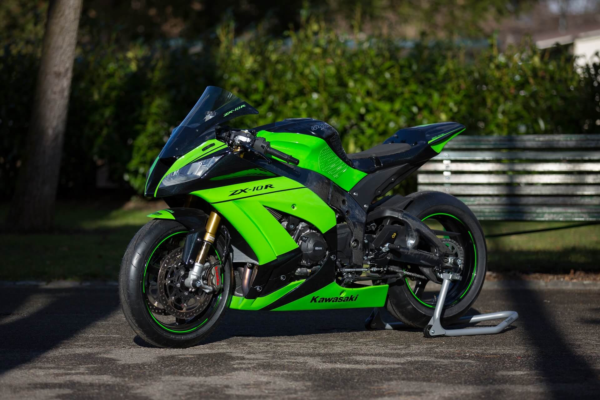 découvrez la kawasaki ninja, la moto ultime qui s'impose en prédateur sur les circuits. alliant puissance, agilité et design aérodynamique, elle est conçue pour les passionnés de vitesse et de performance. plongez dans l'univers des courses avec la ninja.