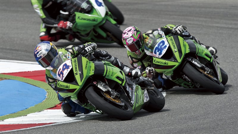 découvrez la kawasaki ninja, la moto emblématique qui s'impose comme le véritable prédateur des circuits. alliant puissance, agilité et technologie de pointe, elle offre des performances inégalées pour les passionnés de sensations fortes. préparez-vous à dominer la piste avec un design audacieux et une mécaniques d'exception.