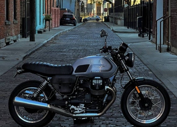 découvrez la moto guzzi v7, une légende du motocyclisme alliant style rétro, performances exceptionnelles et confort de conduite. avec son design intemporel et son moteur puissant, la v7 est idéale pour les passionnés à la recherche d'une expérience de conduite unique sur routes sinueuses ou en ville.