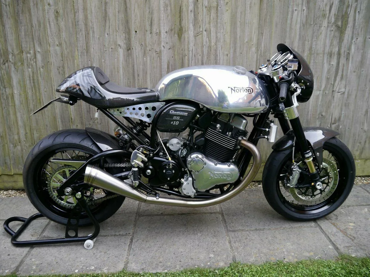 découvrez le norton dominator, un modèle emblématique alliant design rétro et performances modernes. plongez dans l'univers de la moto avec cette machine performante qui séduit par son style unique et sa puissance impressionnante.