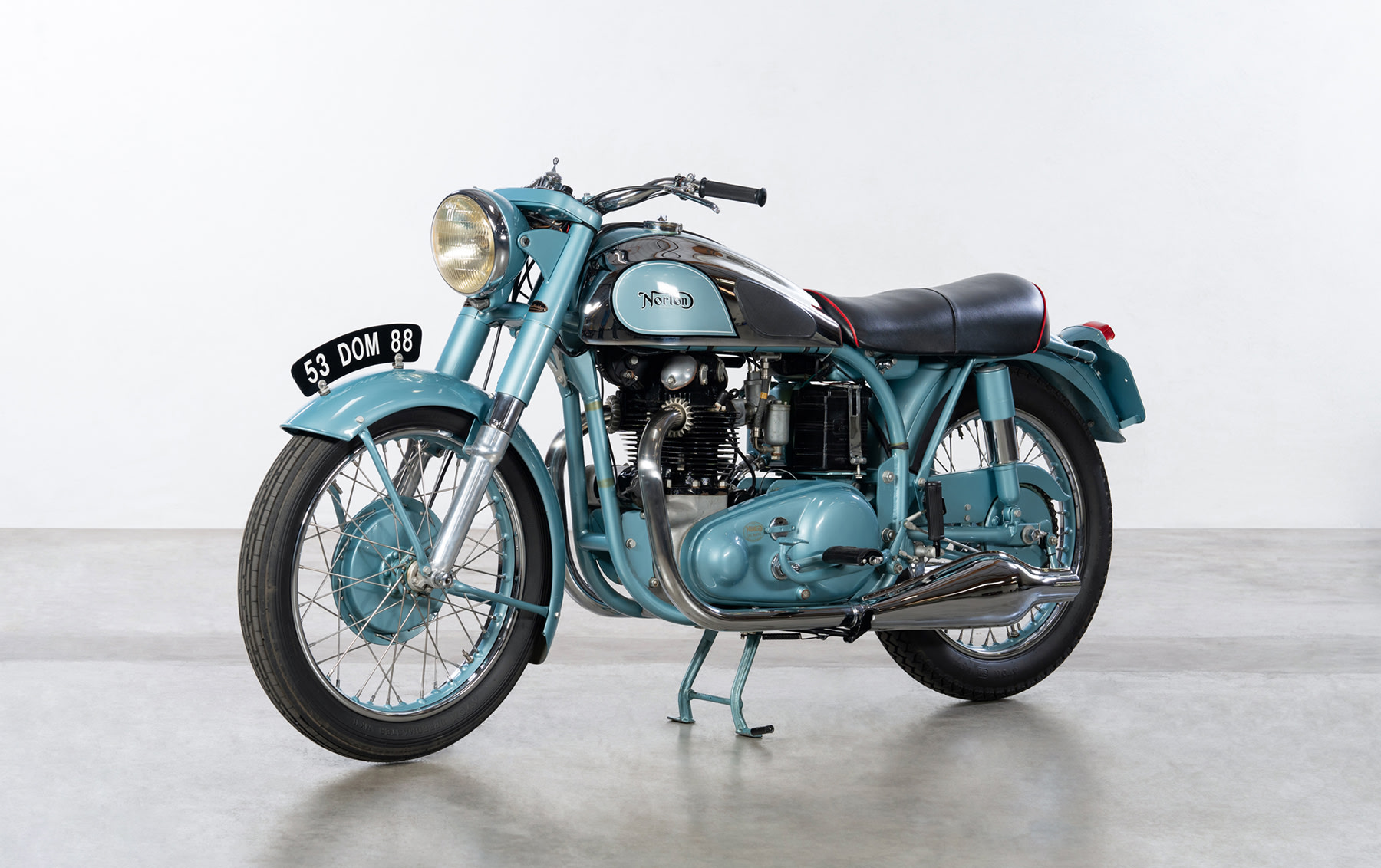découvrez le norton dominator, une icône de la moto britannique alliant design rétro et performances modernes. parfait pour les passionnés de sensations fortes, ce modèle offre une expérience de conduite inégalée sur route. plongez dans l'univers de l'élégance et de la puissance avec le dominator.