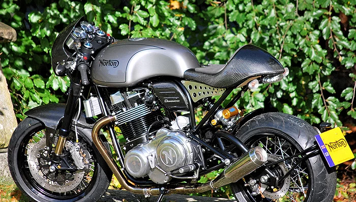 découvrez la norton dominator, une moto emblématique alliant design vintage et performances modernes. plongez dans l'univers de la conduite avec ce modèle qui évoque la puissance, le style et l'héritage britannique.