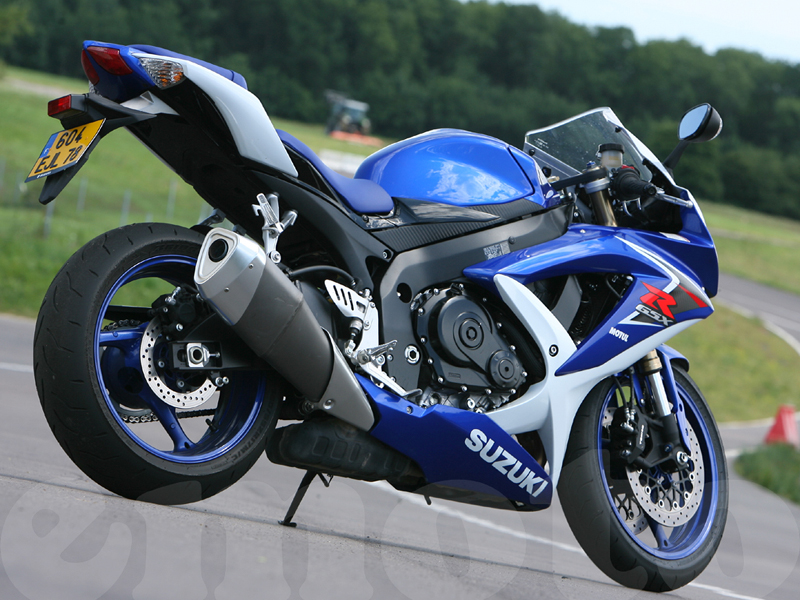 découvrez la suzuki gsx-r, une sportive emblématique alliant puissance, précision et technologies de pointe. parfaite pour les amateurs de sensations fortes, elle promet des performances exceptionnelles sur route comme sur piste.