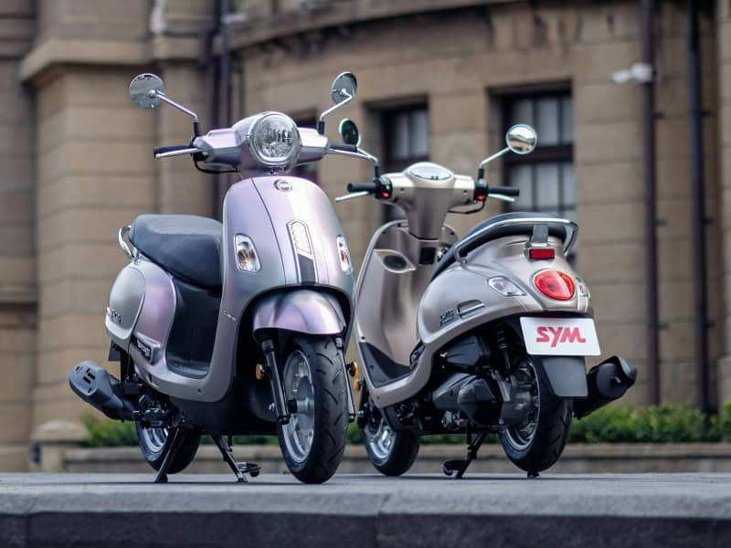 découvrez le sym fiddle rétro, un scooter au design classique et élégant, idéal pour la ville. profitez de performances optimales et d'un confort de conduite inégalé, tout en alliant style vintage et modernité. parfait pour vos trajets quotidiens.