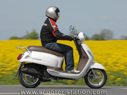 découvrez le sym fiddle rétro, un scooter au design vintage élégant qui allie performances et confort. parfait pour les trajets urbains, il offre une expérience de conduite agréable avec une touche de nostalgie.