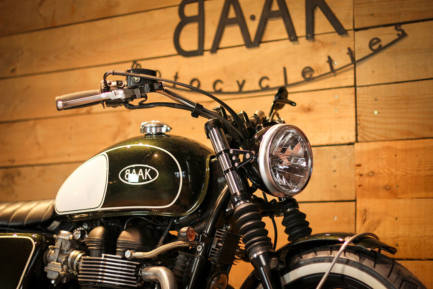 découvrez la triumph bonneville, une moto emblématique qui allie charme rétro intemporel et performance moderne. plongez dans l'univers de la liberté sur deux roues avec un design classique et des technologies de pointe.