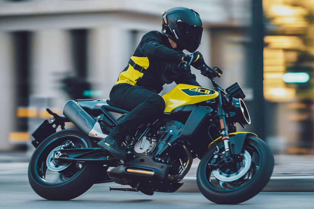 découvrez la vitpilen, une moto alliant modernité et minimalisme. son design épuré et technologique vous offre une expérience de conduite unique. embarquez pour des aventures stylées avec cette machine qui redéfinit le café racer.