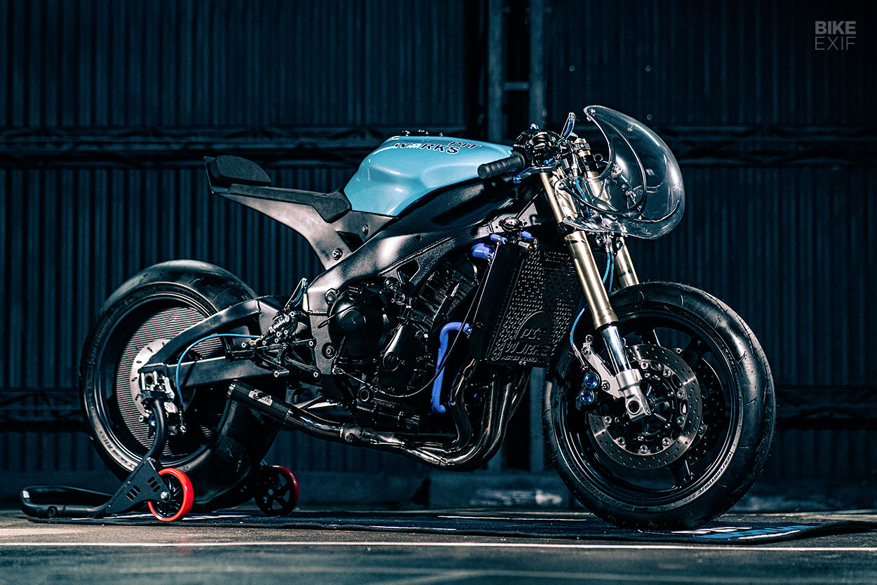 découvrez la yamaha r1, une moto de sport emblématique alliant puissance, technologie avancée et design aérodynamique. plongez dans l'univers de la vitesse et de la performance avec cette machine conçue pour les amateurs de sensations fortes.