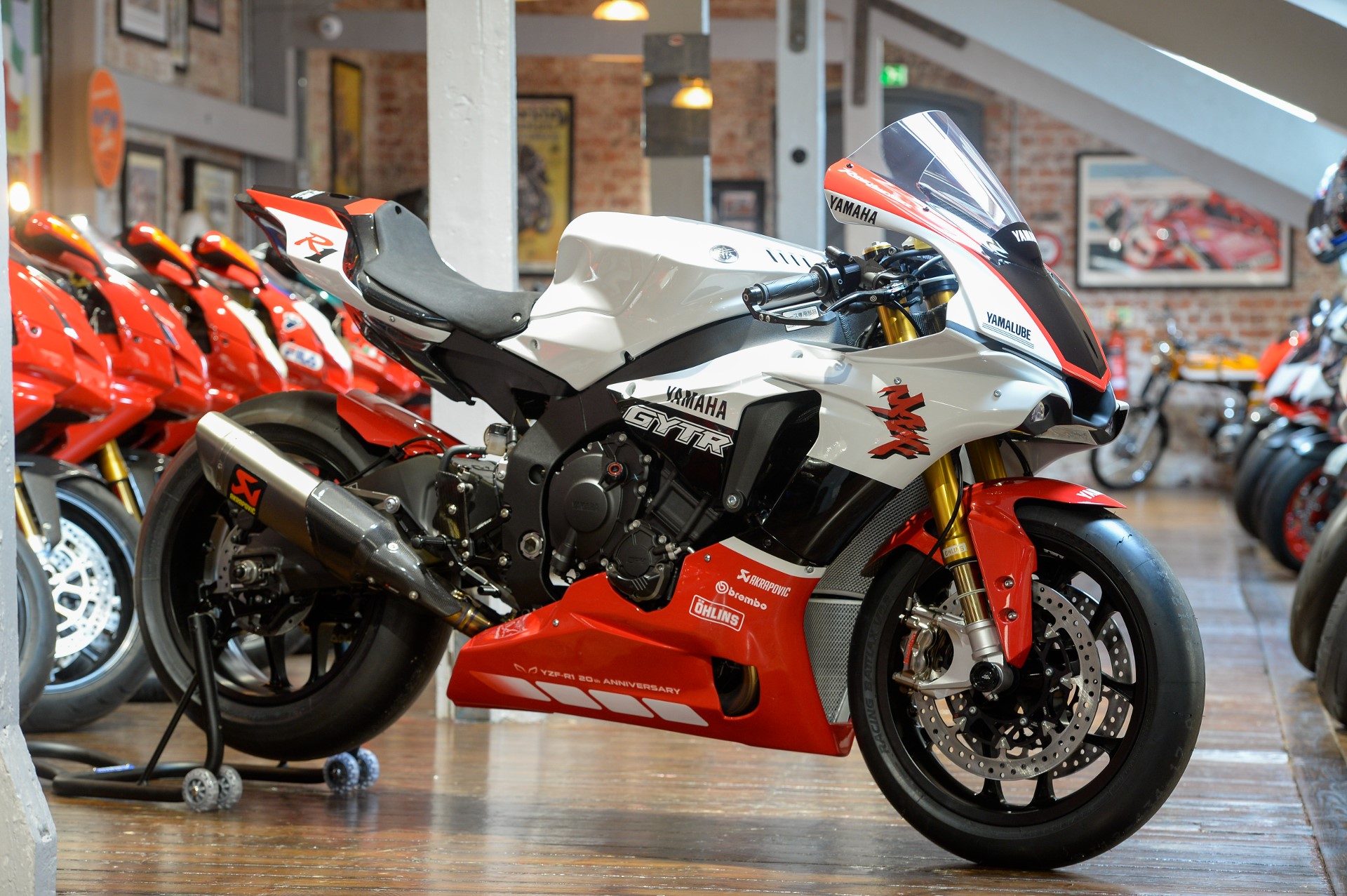 découvrez la yamaha r1, une moto emblématique alliant performance et technologie avancée. avec son design aérodynamique et son moteur puissant, la r1 offre une expérience de conduite inégalée sur route et circuit. plongez dans l'univers de la vitesse et de l'innovation avec cette machine au top de sa catégorie.