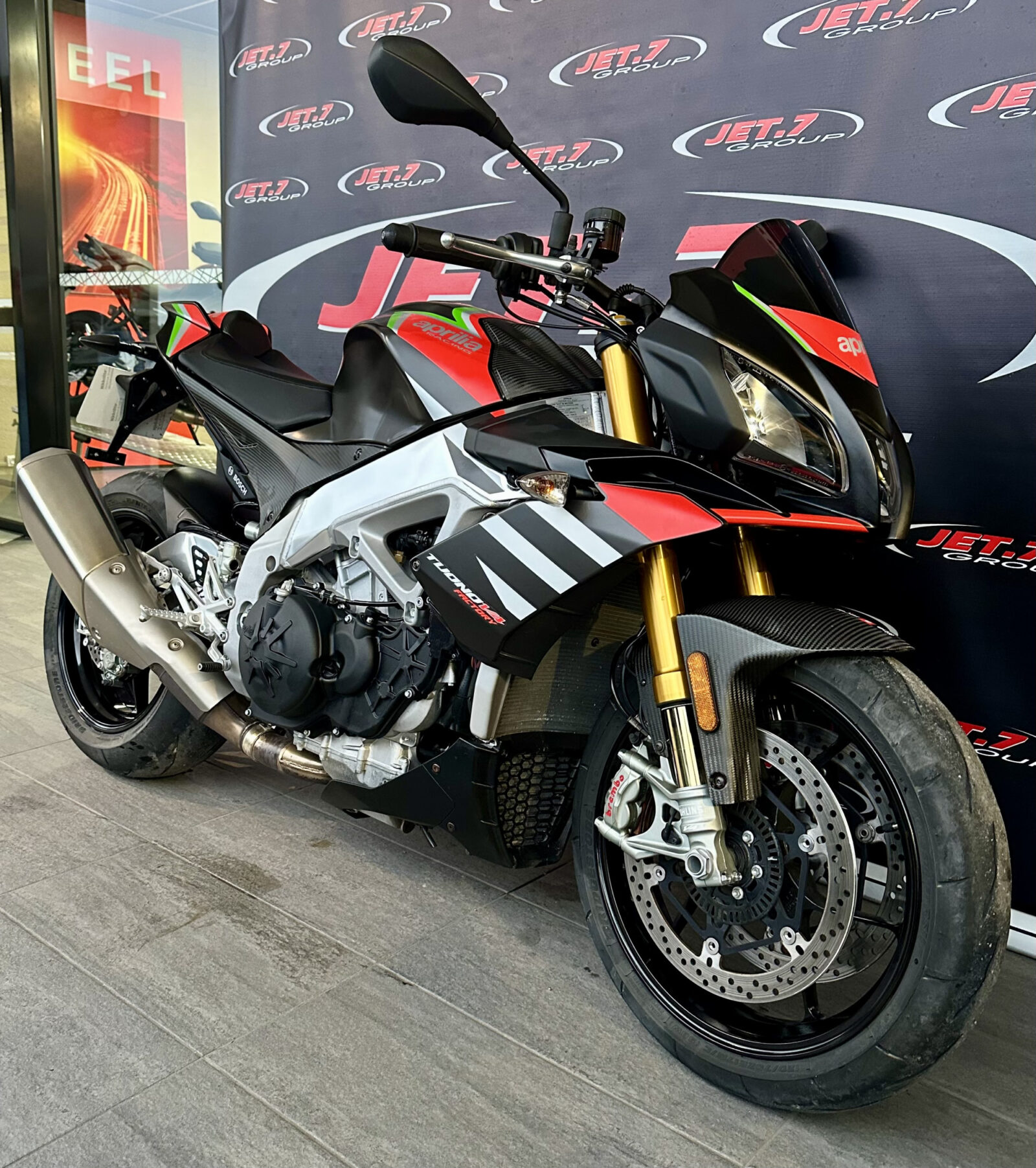 découvrez la puissance et l'agilité de l'aprilia tuono, une moto sportive emblématique alliant performance exceptionnelle et design audacieux. parfaite pour les amateurs de sensations fortes et de virages serrés, elle offre une expérience de conduite inégalée sur route et sur circuit.
