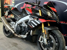 découvrez la puissance et l'agilité de l'aprilia tuono, une moto sportive emblématique alliant performance exceptionnelle et design audacieux. parfaite pour les amateurs de sensations fortes et de virages serrés, elle offre une expérience de conduite inégalée sur route et sur circuit.
