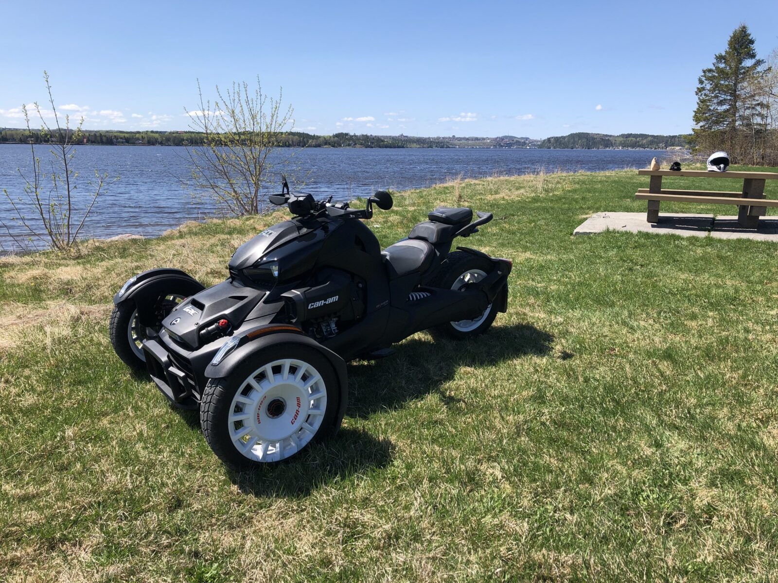 découvrez le can-am ryker, le trois-roues qui allie performance, confort et plaisir de conduite. idéal pour les aventuriers en quête de sensations fortes, ce véhicule unique offre une expérience inégalée sur route. libérez votre esprit et explorez de nouveaux horizons avec style !
