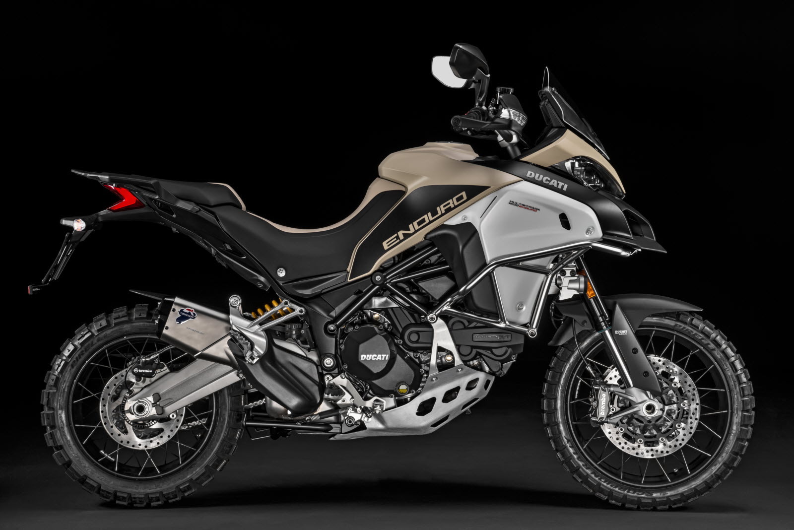 découvrez la ducati multistrada, une moto alliant performance et polyvalence, idéale pour les aventures sur route et en tout terrain. avec son design agressif et ses technologies avancées, la multistrada vous offre une expérience de conduite inoubliable. parfaite pour les passionnés de sensations fortes!