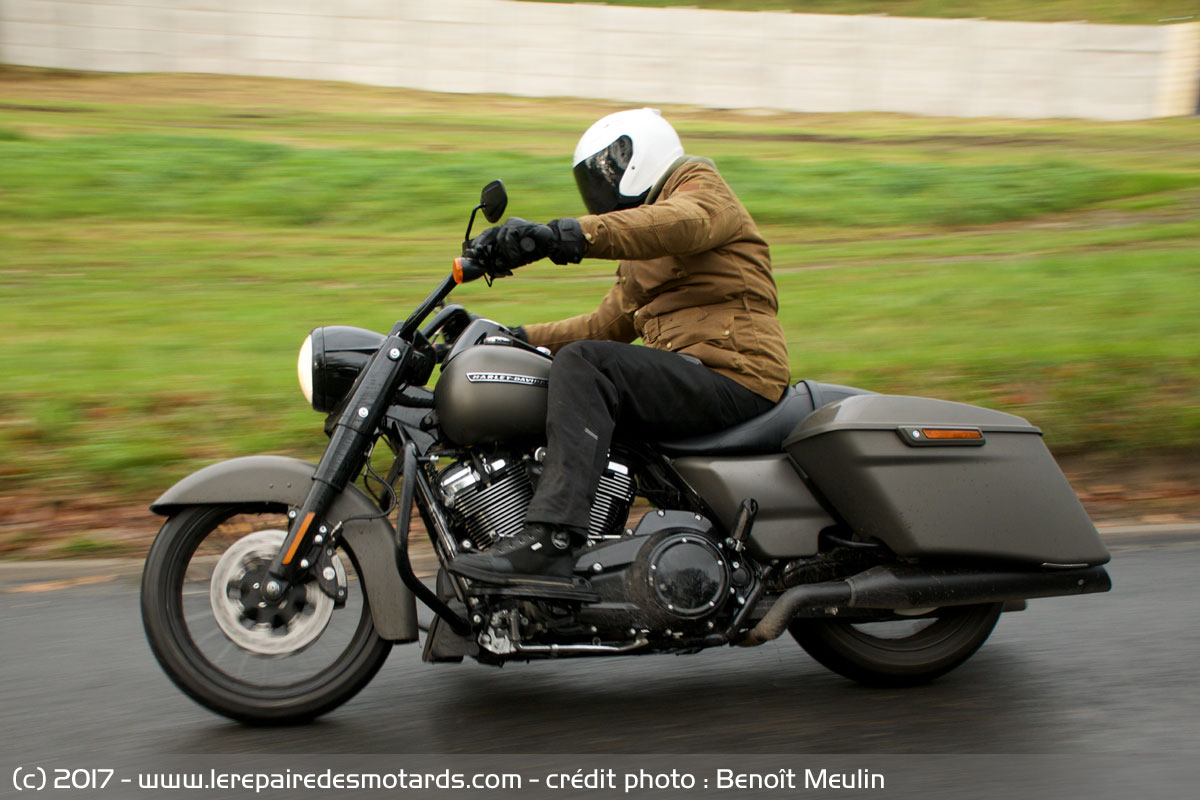 découvrez la harley road king, un mélange parfait d'élégance et de confort. ce modèle emblématique allie style classique et performance, offrant une expérience de conduite inégalée sur toutes les routes. préparez-vous à parcourir des kilomètres avec classe et sérénité.