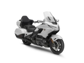 découvrez la honda gold wing, la moto de tourisme légendaire alliant confort exceptionnel, performance puissante et technologie avancée pour des voyages inoubliables sur route. explorez ses caractéristiques innovantes et plongez dans le plaisir de la conduite.